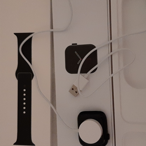 Brand new Apple Watch, Series 6 - Picture 4 of 8